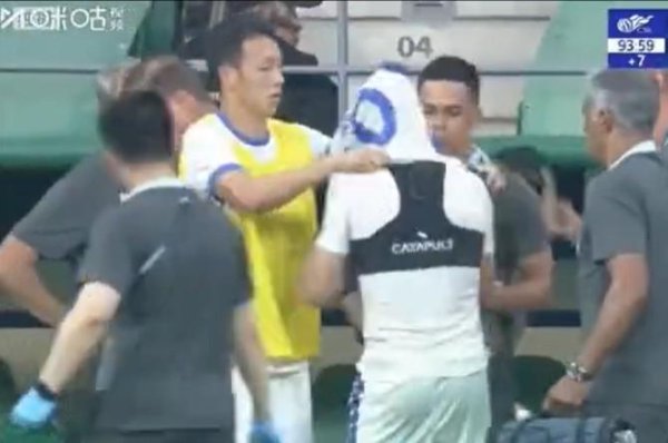 桥宜速配 记者：高天意虽然有腰伤，但依然飞奔进更衣室帮特谢拉取球衣