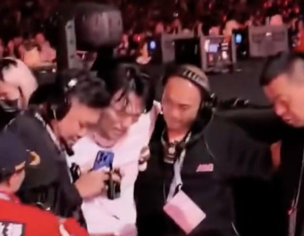 天弘配资 杨宗纬表演发生意外，从约2米高台跌落，表情痛苦被搀扶离场